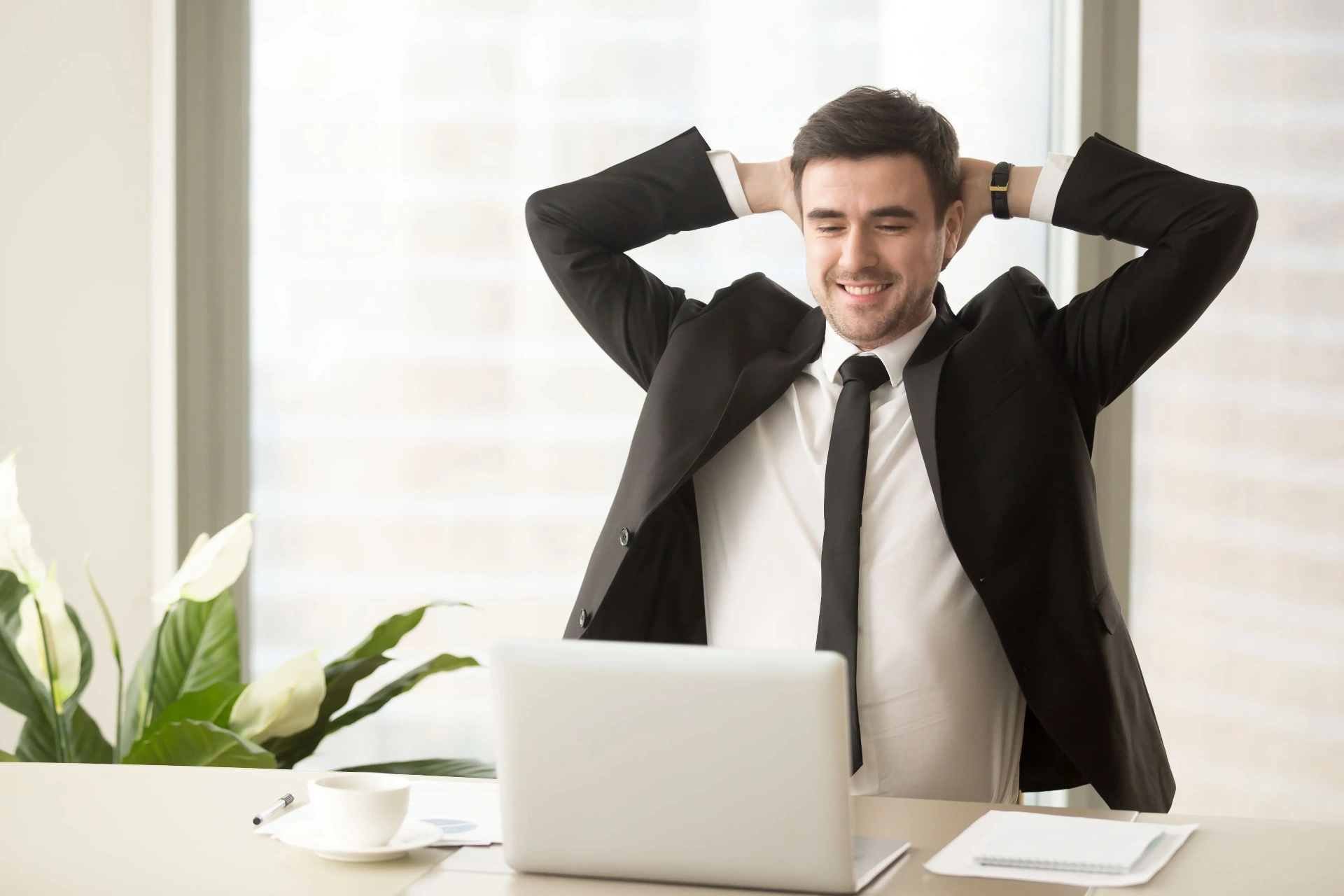 Profissional gerenciando canais digitais de atendimento