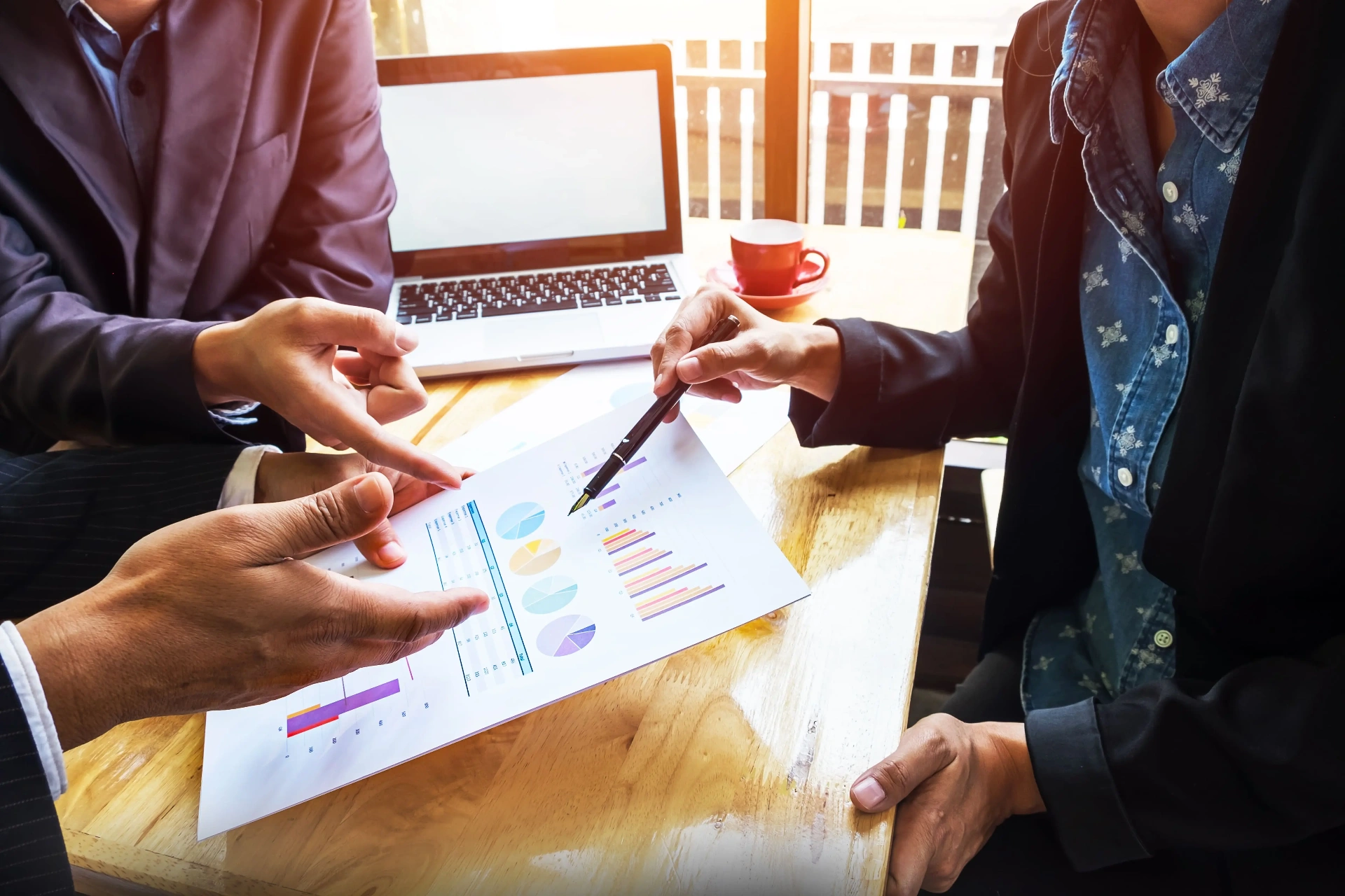 Profissionais analisando dados e informações comerciais