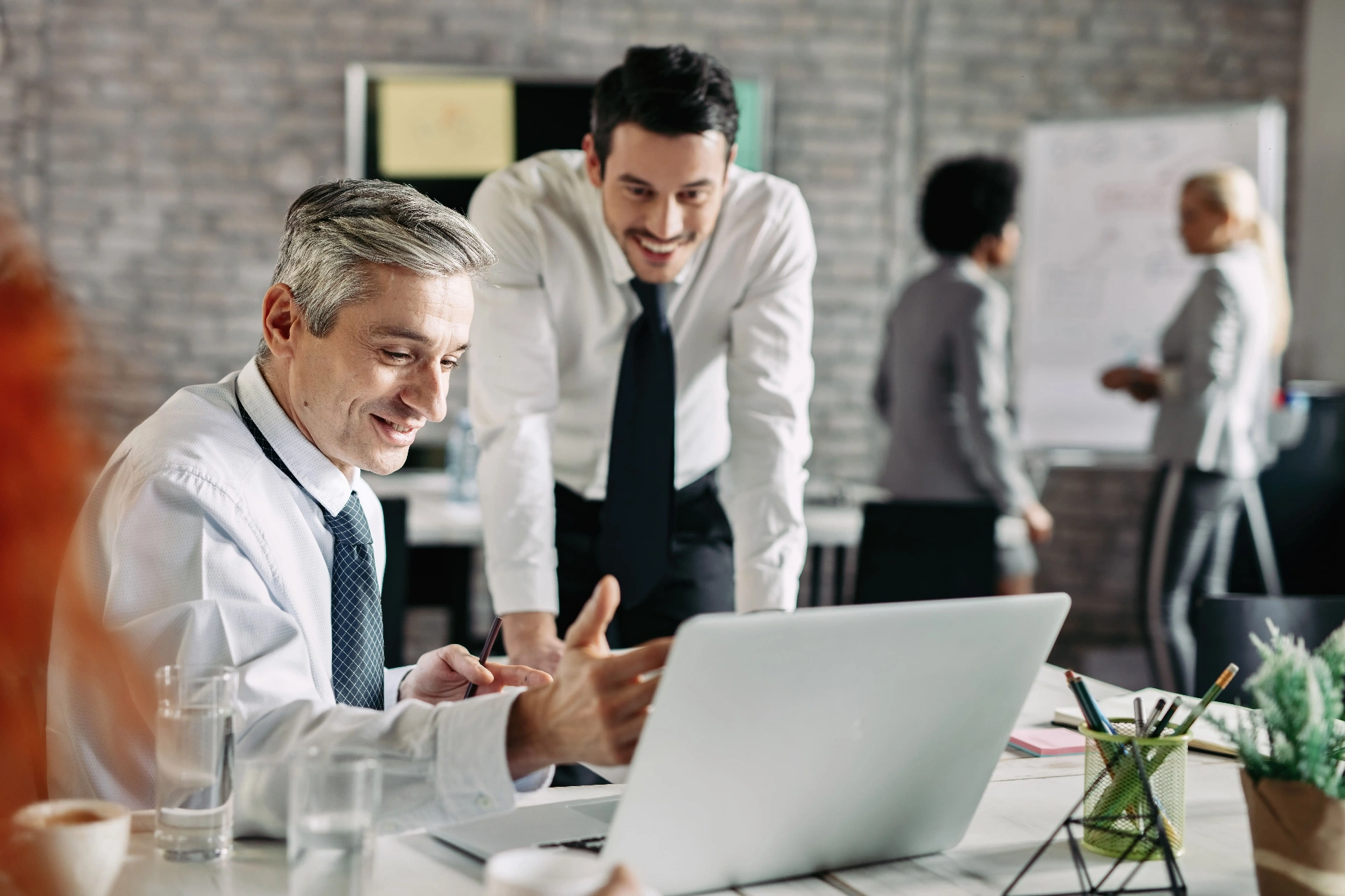 Profissionais planejando uma solução personalizada de CRM